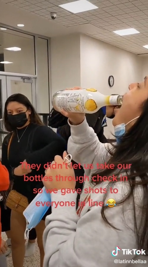 กระดกเหล้ากลางสนามบิน