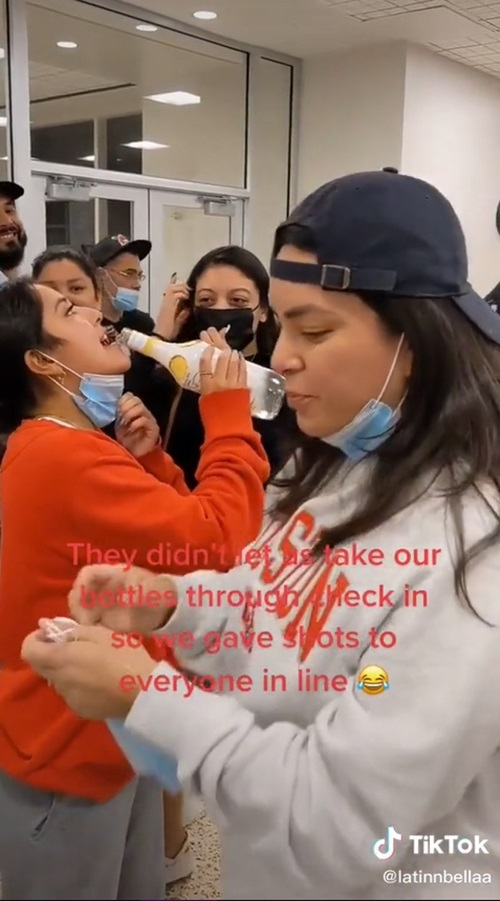 กระดกเหล้ากลางสนามบิน