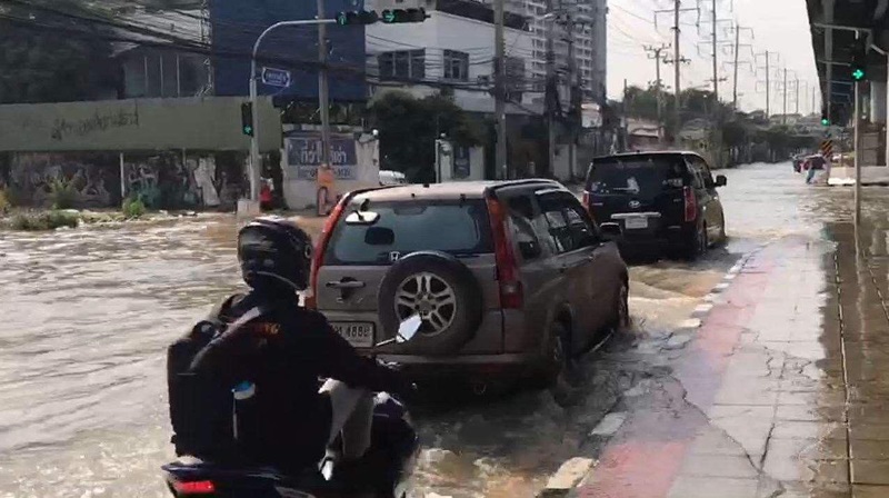 น้ำท่วมถนนพระราม 3