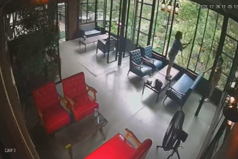 ปีนโต๊ะถ่ายรูป