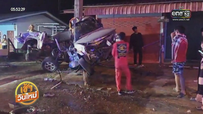 กระบะชนเสาไฟฟ้า