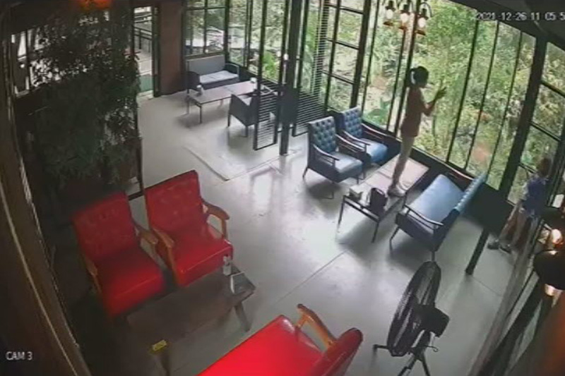 ปีนโต๊ะถ่ายรูป