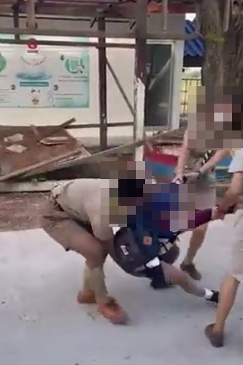 ครูลากเด็กเข้าเรียน