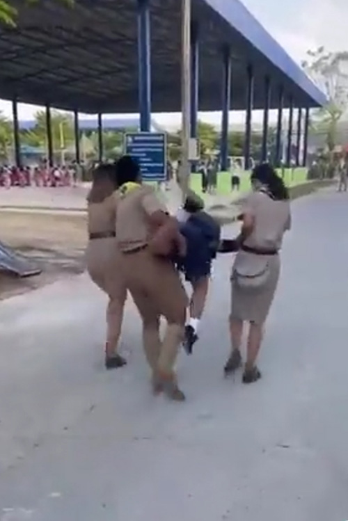 ครูลากเด็กเข้าเรียน