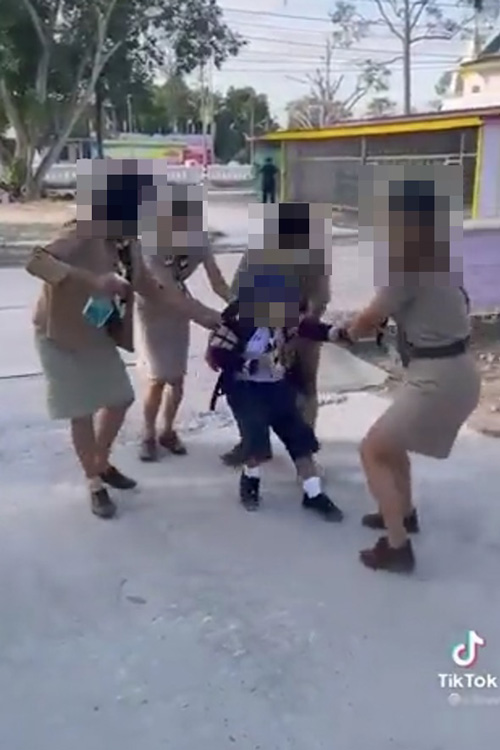 ครูลากเด็กเข้าเรียน