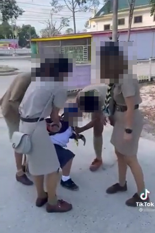 ครูลากเด็กเข้าเรียน