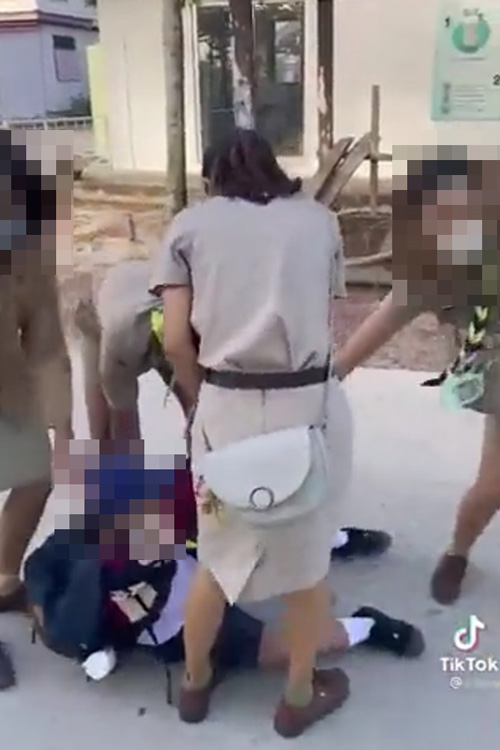 ครูลากเด็กเข้าเรียน