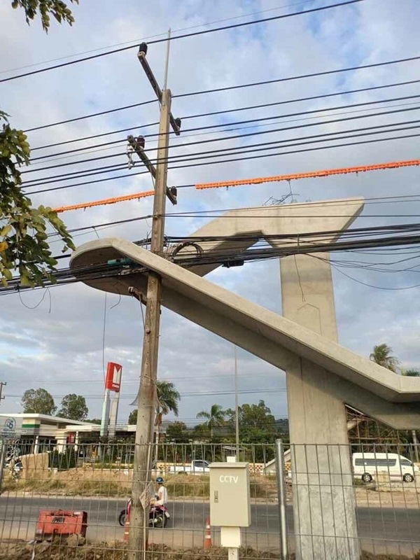 สะพานลอยคร่อมเสาไฟฟ้า