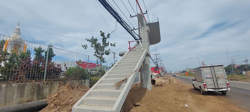 สะพานลอยคร่อมเสาไฟฟ้า