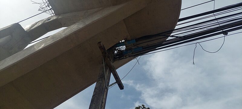 สะพานลอยคร่อมเสาไฟฟ้า