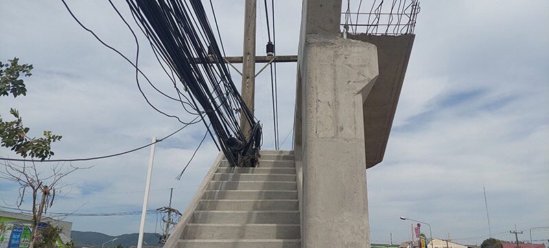 สะพานลอยคร่อมเสาไฟฟ้า