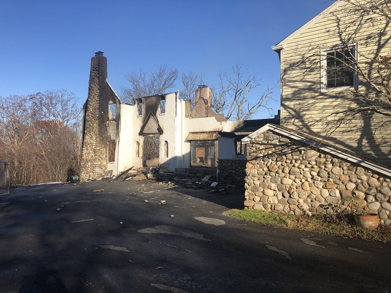 เผาบ้านไล่งู