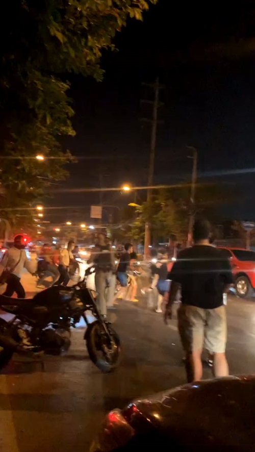 รุมทำร้าย