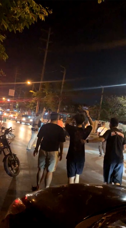 รุมทำร้าย