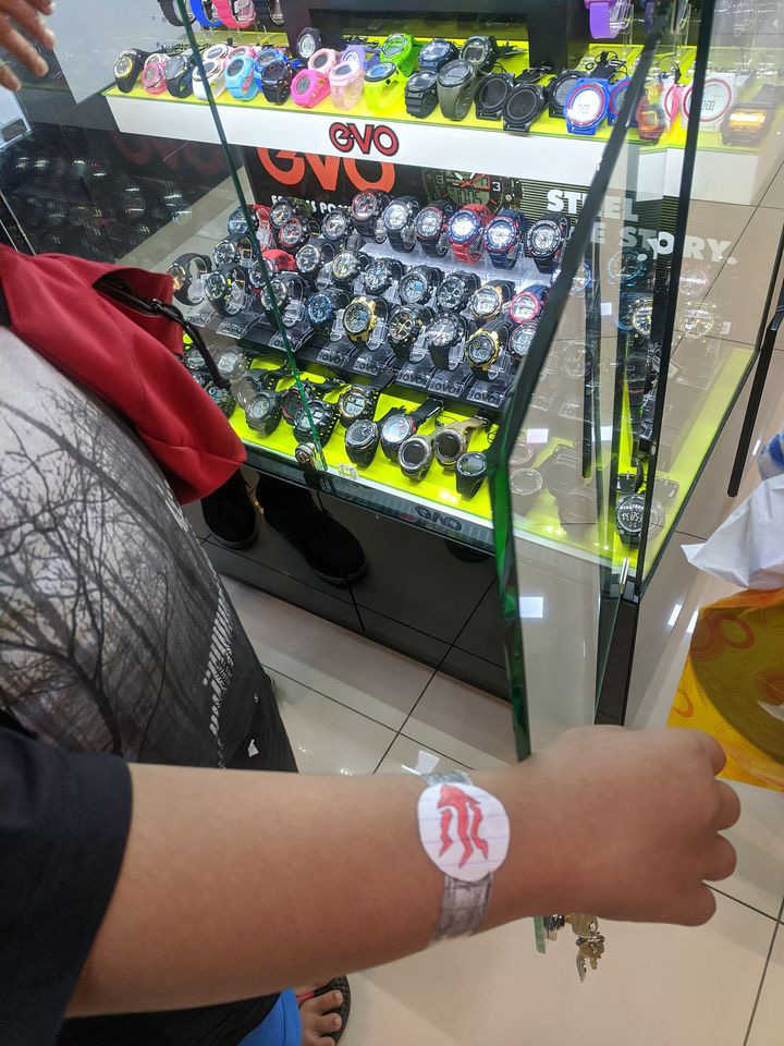 ซื้อนาฬิกาให้เด็กยากไร้