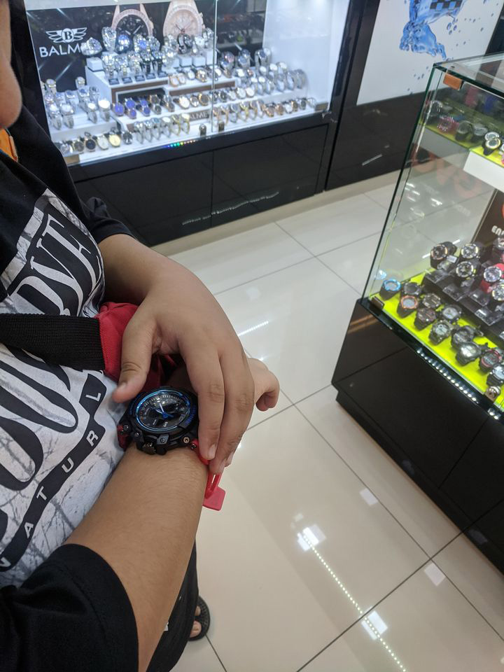 ซื้อนาฬิกาให้เด็กยากไร้