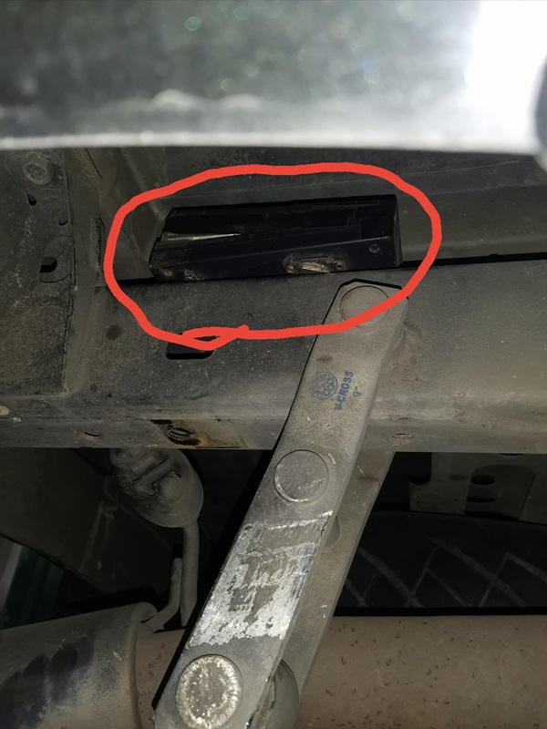 มิจฉาชีพแอบติด GPS ใต้รถ