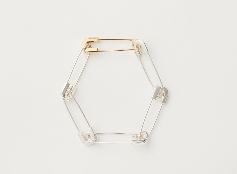 กำไลเข็มกลัด AMBUSH