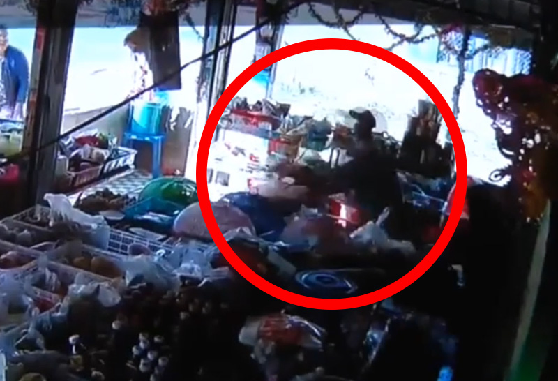 บุกปล้ำแม่ค้า