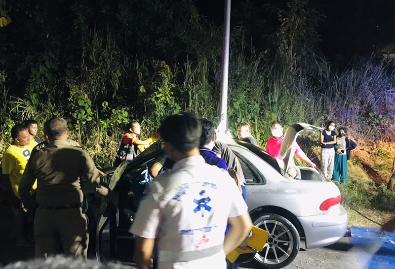 ปลาวาฬ อิสสระ รถชนเสาไฟฟ้า