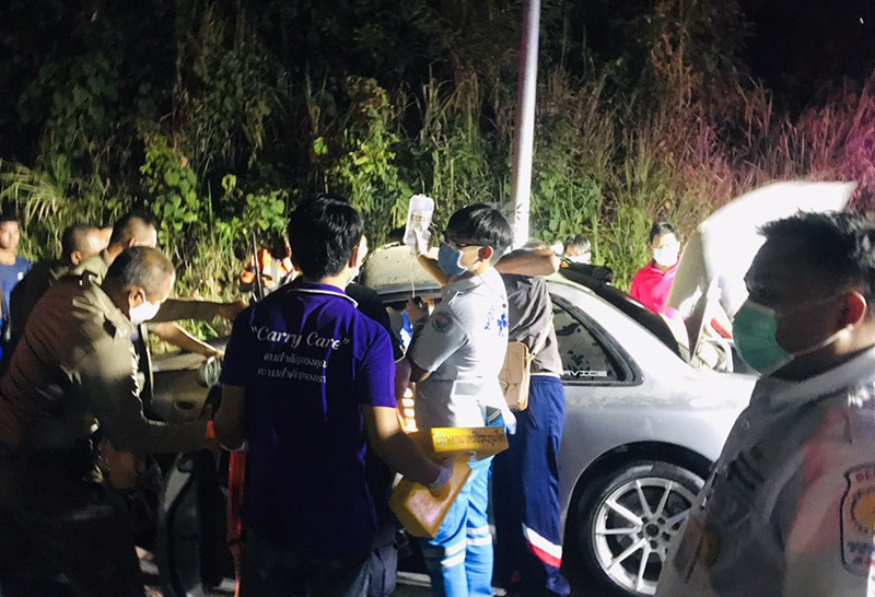 ปลาวาฬ อิสสระ รถชนเสาไฟฟ้า