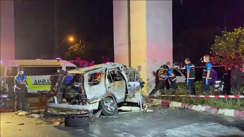 รถชนตอม่อรถไฟฟ้า