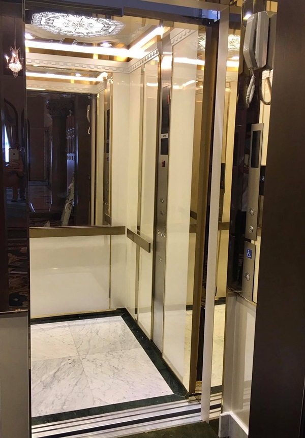 ลิฟต์ใหม่ ตึกไทยคู่ฟ้า