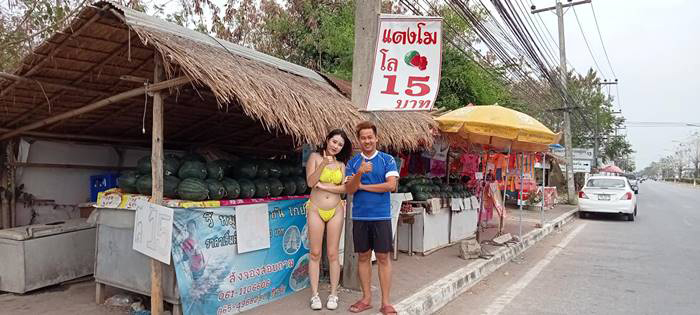 นุ่งบิกินี่ขายแตงโม