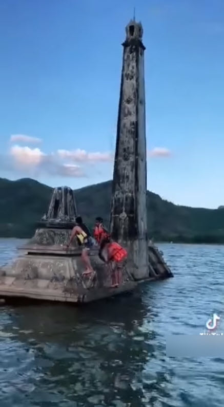 ปีนเมรุเก่าจมน้ำ