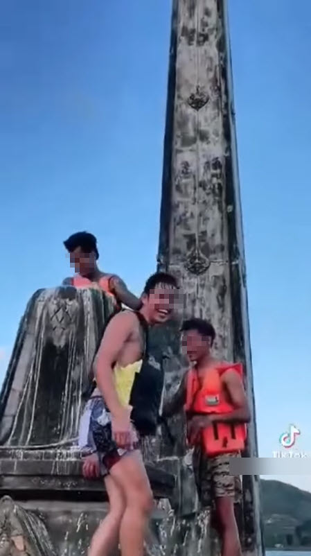 ปีนเมรุเก่าจมน้ำ