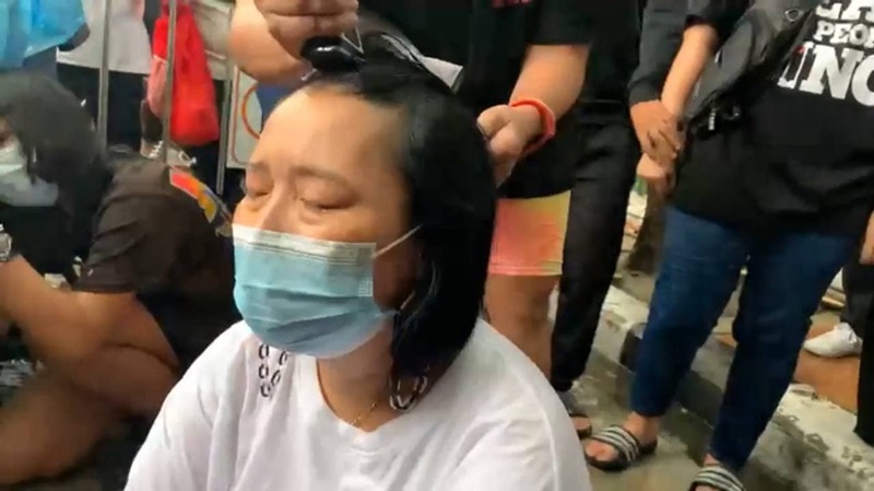 แม่เพนกวิน โกนหัว