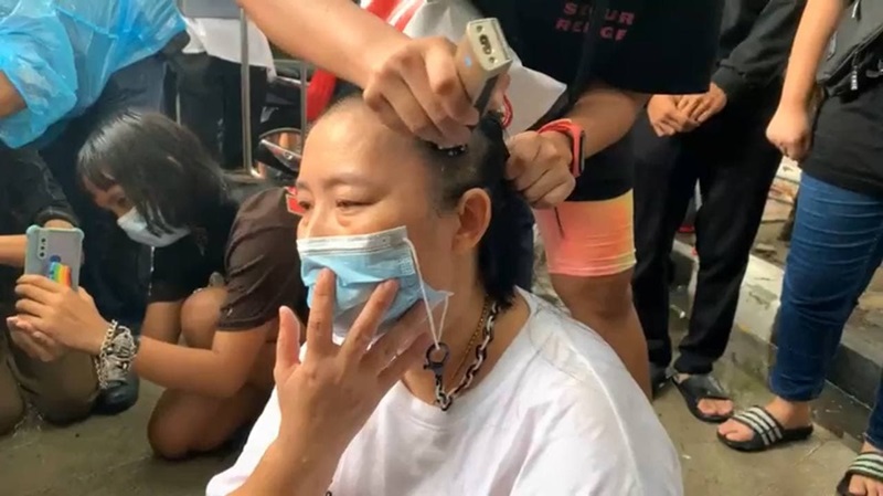 แม่เพนกวิน โกนหัว