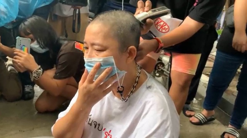 แม่เพนกวิน โกนหัว