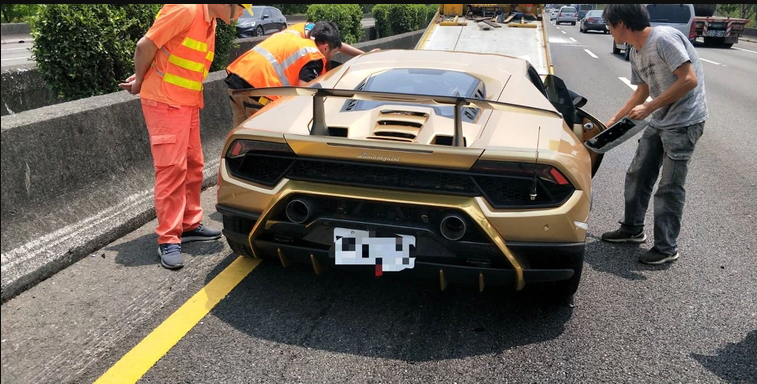 แลมโบกินี่ชนกัน