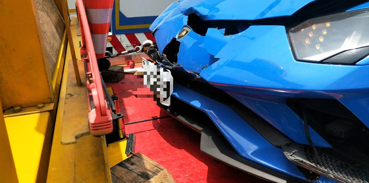 แลมโบกินี่ชนกัน