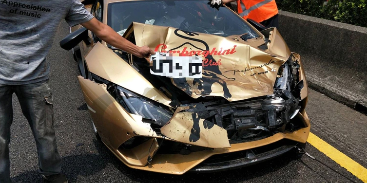 แลมโบกินี่ชนกัน