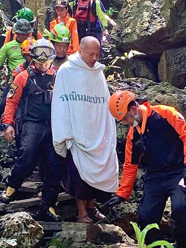 พระติดถ้ำ