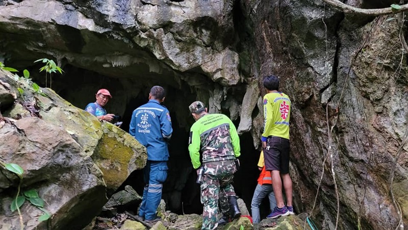 พระติดถ้ำ