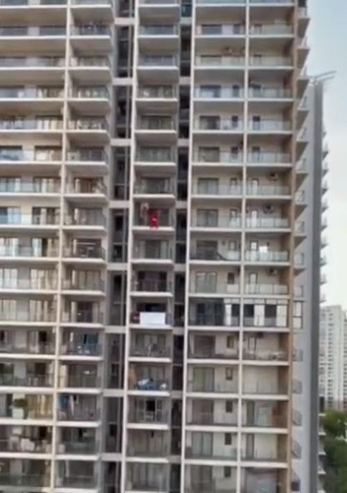 สาวชุดแดงตกคอนโด