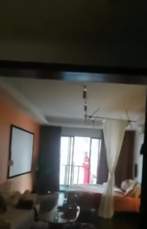 สาวชุดแดงตกคอนโด