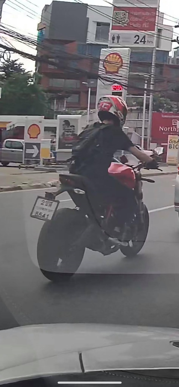 มอเตอร์ไซค์ชนรถหรู