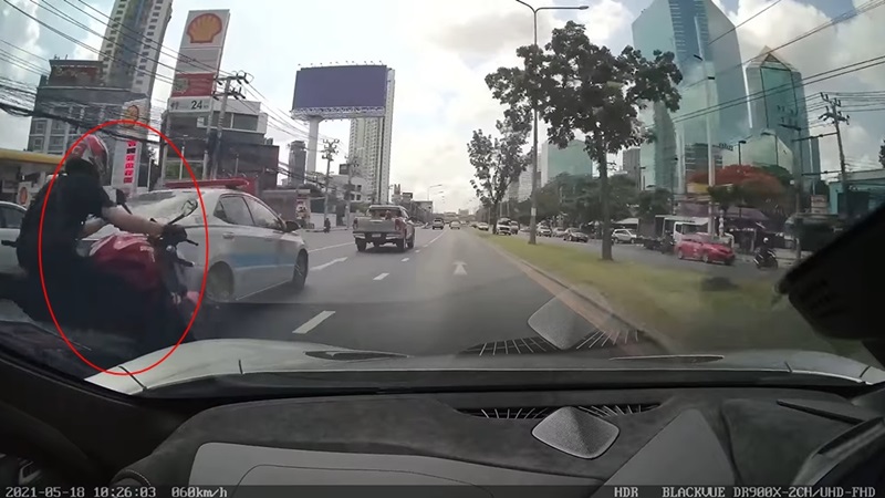 มอเตอร์ไซค์ชนรถหรู