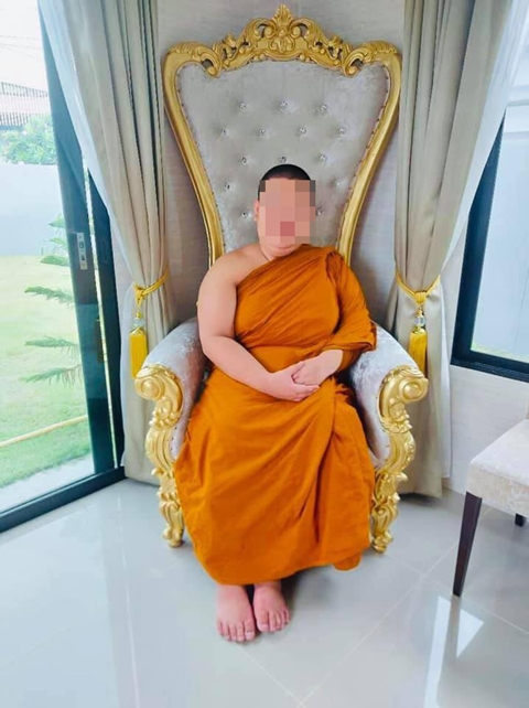 พระแต่งหญิง