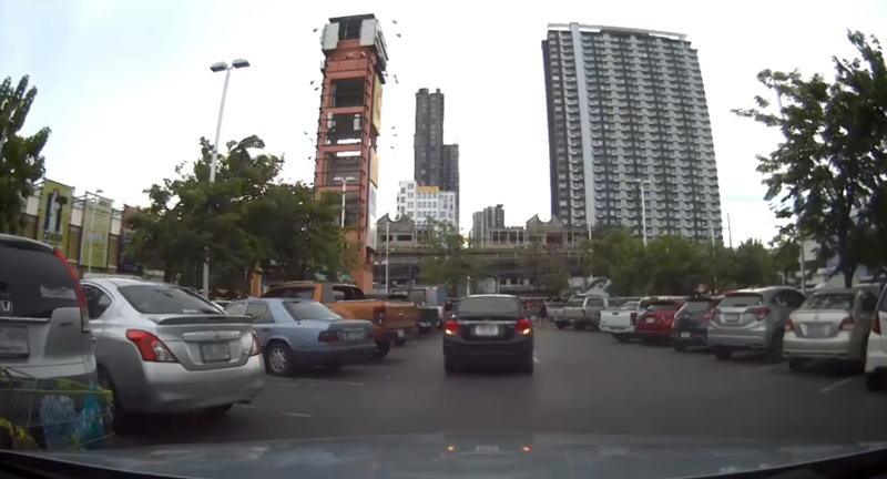 ปาดหน้าแย่งที่จอดรถ