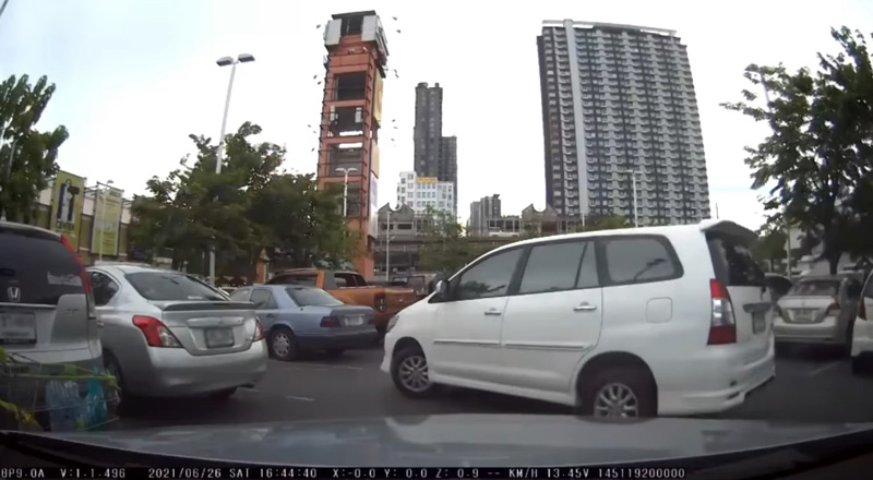 ปาดหน้าแย่งที่จอดรถ