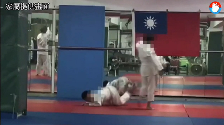 โค้ชจับเด็กทุ่ม