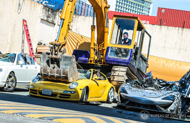 ทำลายรถหรู