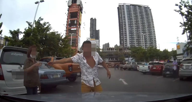 ปาดหน้าแย่งที่จอดรถ