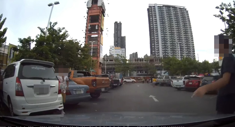 ปาดหน้าแย่งที่จอดรถ