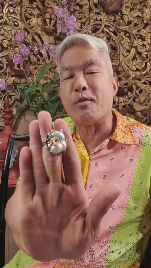 อ.เผ่าทอง ทองเจือ